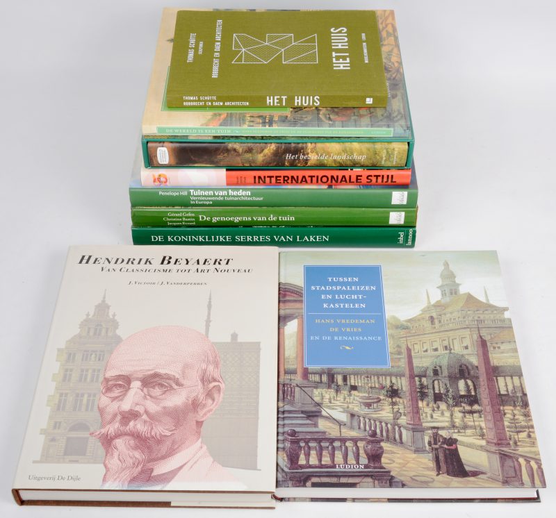 Een lot van 9 boeken met betrekking tot architectuur en tuinarchitectuur.