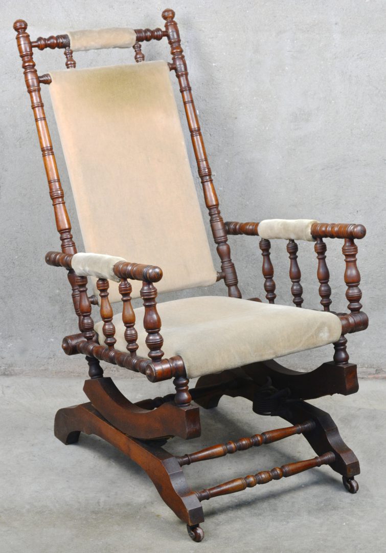 antieke schommelstoel van mahoniehout en met fluwelen bekleding. – Jordaens N.V.