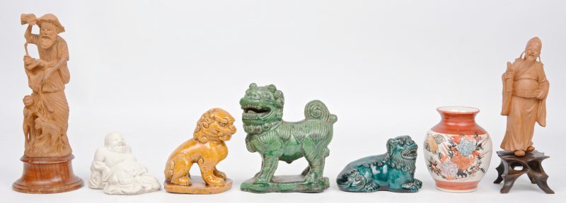 Een lot varia, bestaande uit een porseleinen vaasje met Kutani merk , drie diverse Fo-hondjes van aardewerk, twee zachthouten beeldjes van wijze mannen en een zittende Boeddha van wit composiet.