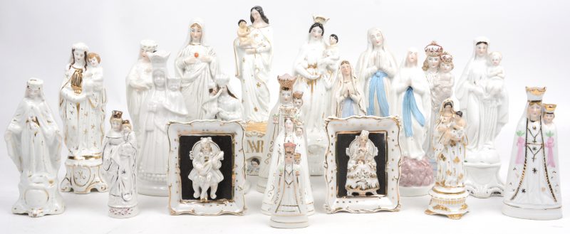 Een lot van negentien Mariabeeldjes en twee hoogreliëfjes van overwegend Brussels porselein.