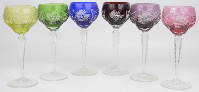 Een serie van zes glazen van geslepen kristal in zes kleuren. Gaaf.