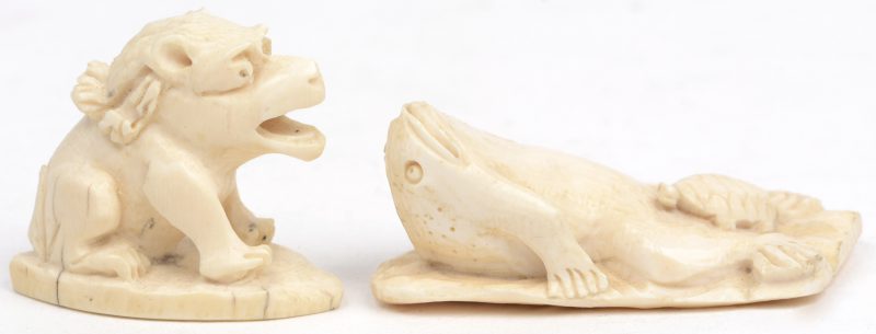 Twee netsukés van fijn gesculpteerd ivoor.