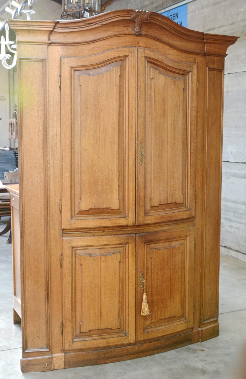 Een antiek eikenhouten front van een ingemaakte kast met vier deuren, later omgebouwd tot kast.