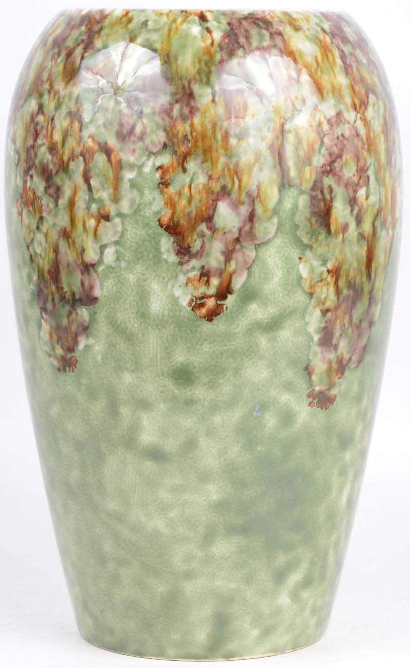 Een eironde vaas van aardewerk met een meerkleurig druipdecor. Onderaan gemerkt: France in reliëf (kleine schilfer aan de binnenkant van de zool).
