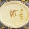 Een aardewerken vaas met een gestileerd decor van tulpen op een beige achtergrond. Onderaan gemerkt. Decor 2524, model 1291.