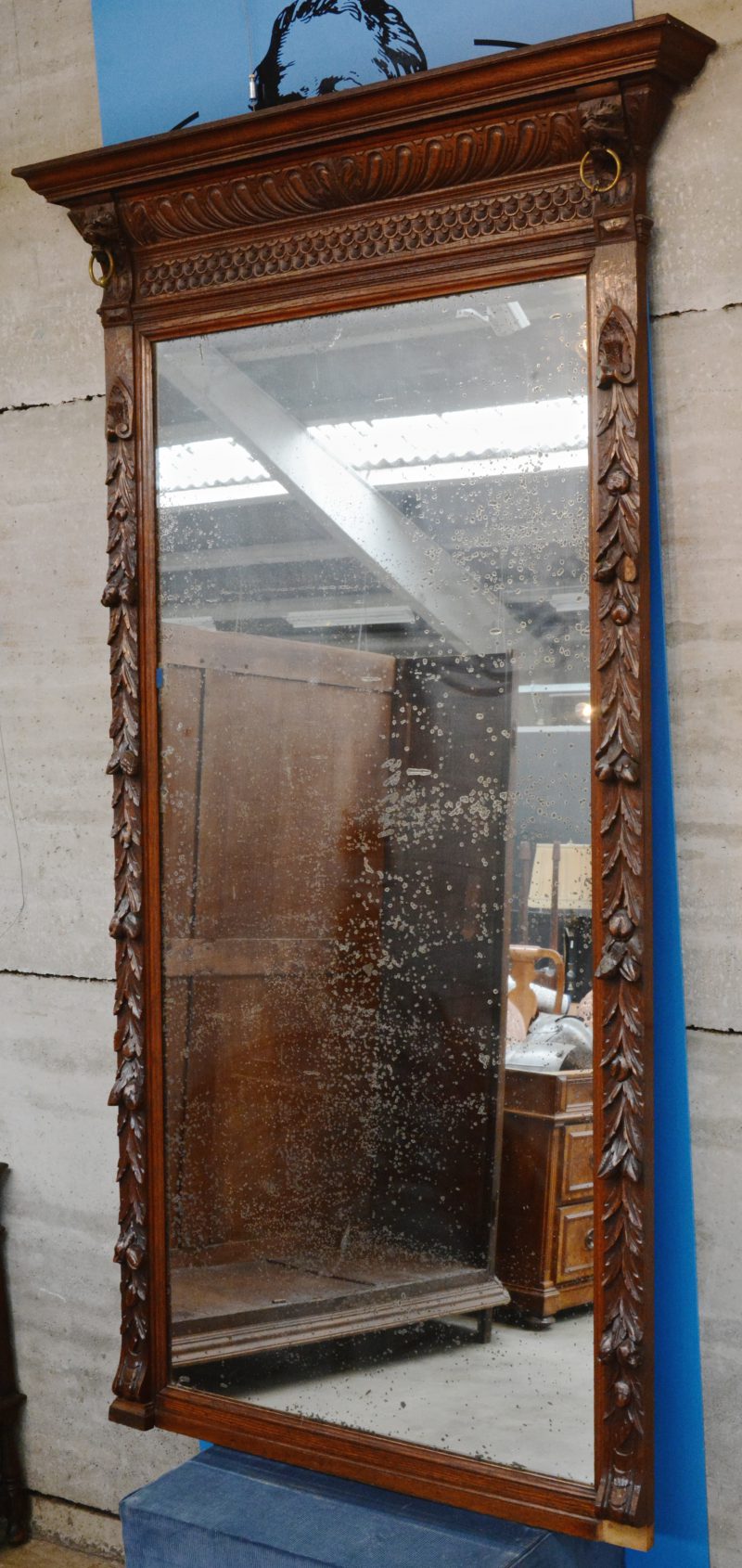 Een grote schouwspiegel van gebeeldhouwd eikenhout in Mechelse renaissancestijl.