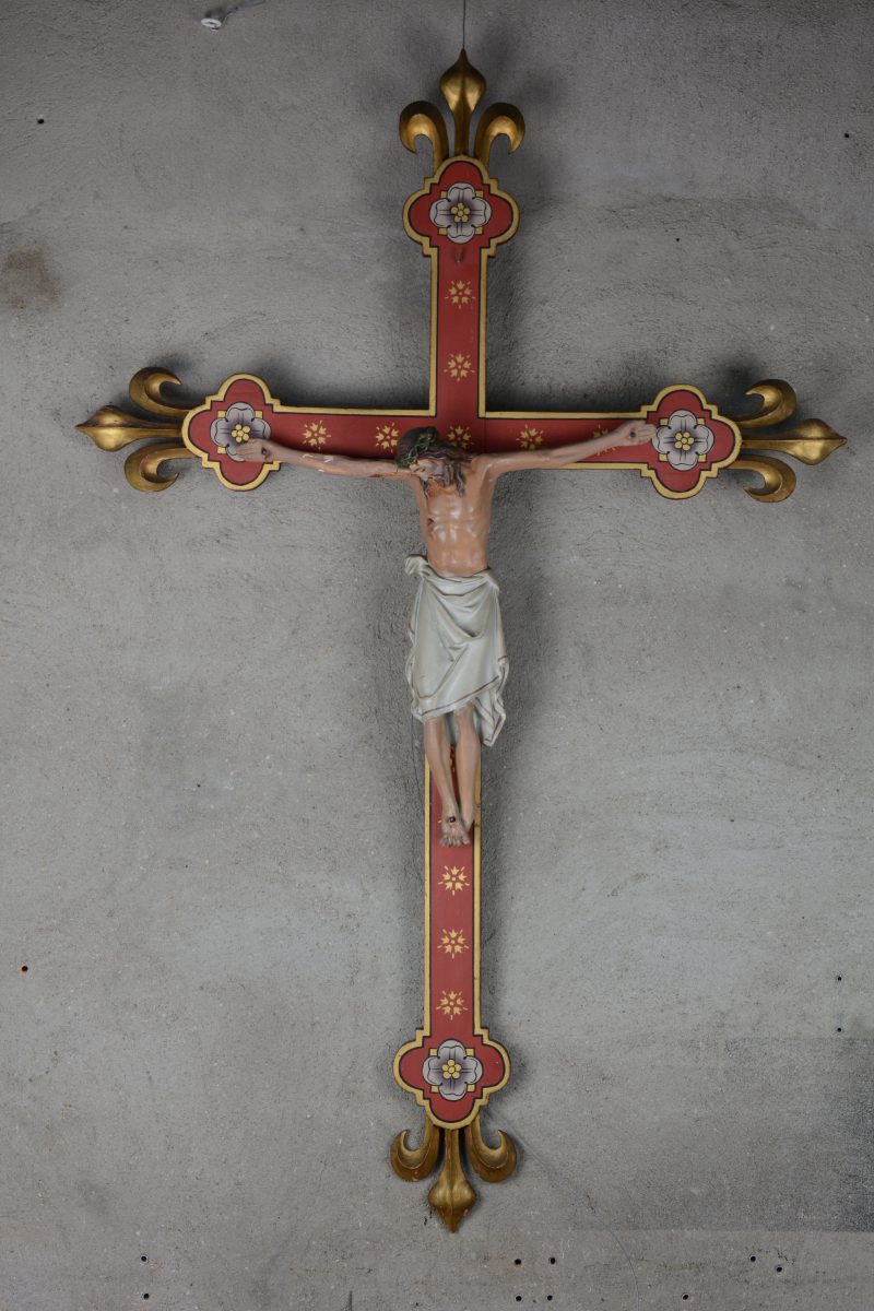Een gepolychromeerd houten kruisbeeld met gipsen corpus. (Christus beschadigd)