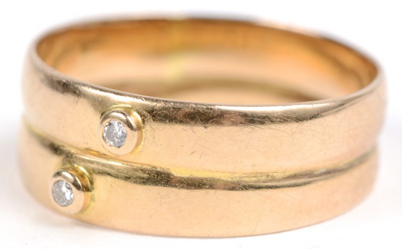 Een 18 karaats geel gouden ring bezet met twee kleine briljantjes.