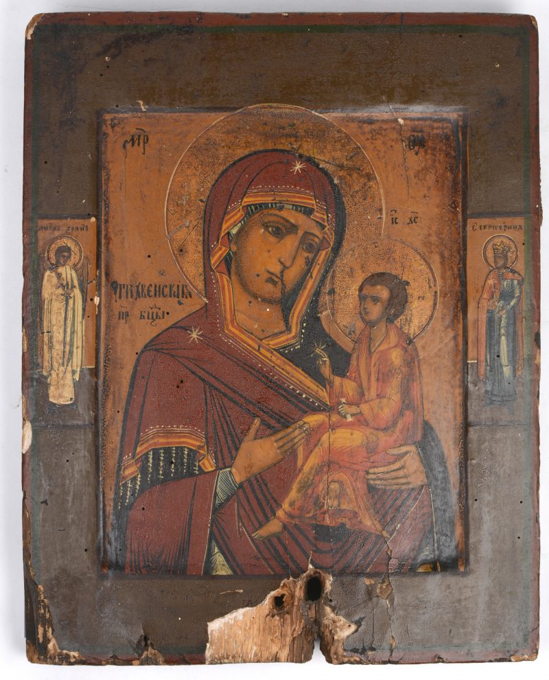 “Moeder Gods met kind”. Een handgeschilderd Russisch icoon. Beschadiging. Omstreeks 1800.