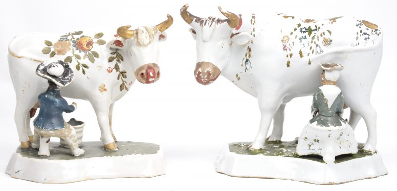 Een paar personages die een koe melken van gepolychromeerd Delfts aardewerk. Eén hoofdje gerestaureerd. XIXe eeuw.