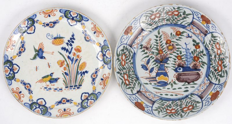 Twee borden van Hollands aardewerk met meerkleurige decors. Randschade. XVIIIe eeuw.