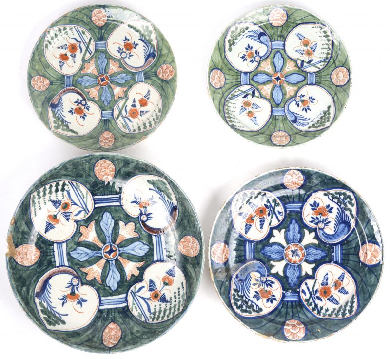 Drie borden en een diepe schotel van Hollands aardewerk met een Japans geïnspireerd meerkleurig decor. Meerdere beschadigingen. XVIIIe eeuw.