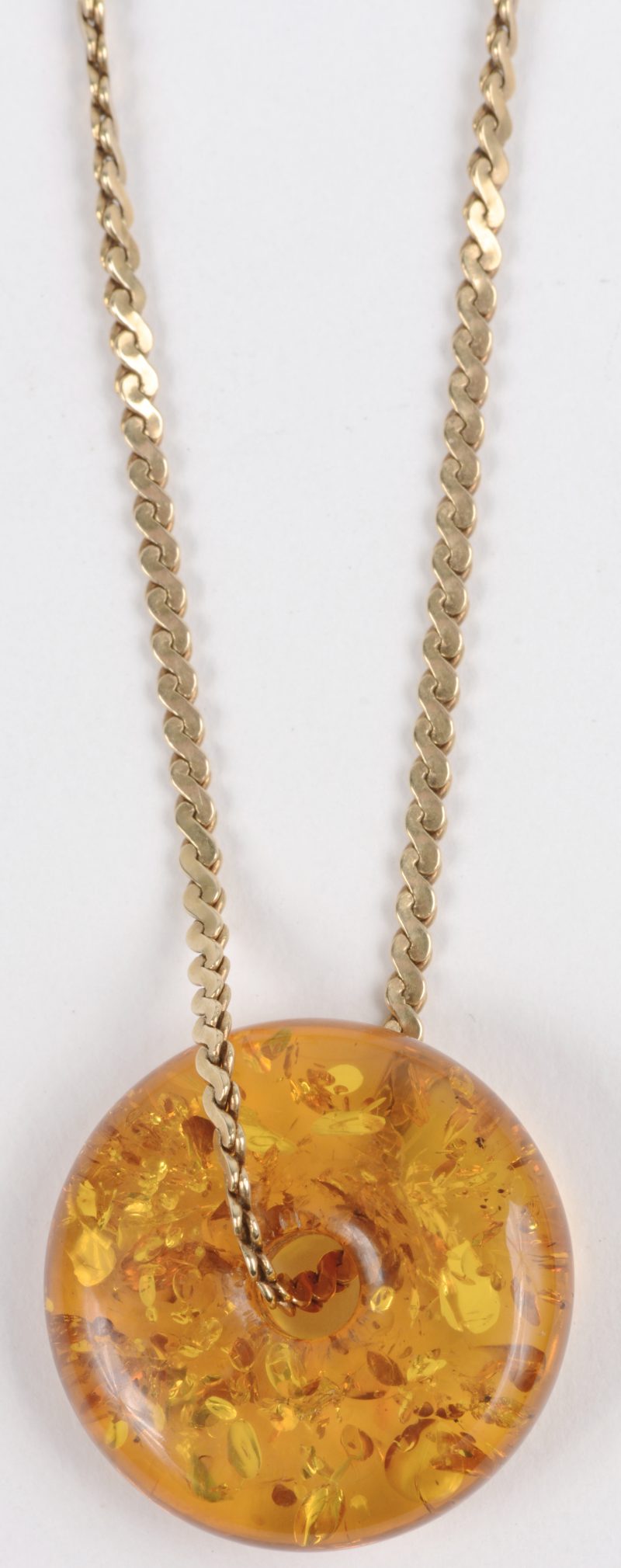 Een 18 karaats geel gouden ketting met hanger van amber.