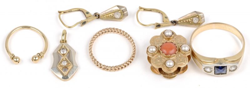 Een paar 18 karaats geel gouden oorbellen en hanger, drie ringen en een versiering met pareltjes en koraal.