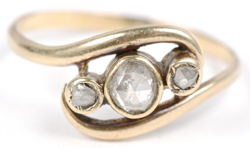 Een 18 karaats geel gouden ring bezet met diamanten oude slijp met een gezamenlijk gewicht van ± 0,30 ct.