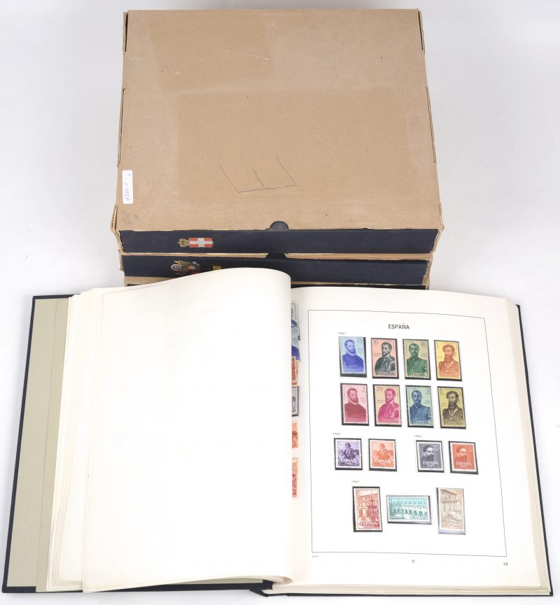 Lot postzegels in 4 Davo-albums: España 1945-1976 (zo goed als compleet tussen 1958 en 1976), United States 1847-1944 en 1945-1976 (weinig zegels,  met o.m. luchtpost e.d.), Italia 1862-1977 (redelijk gevuld, ook luchtpost).