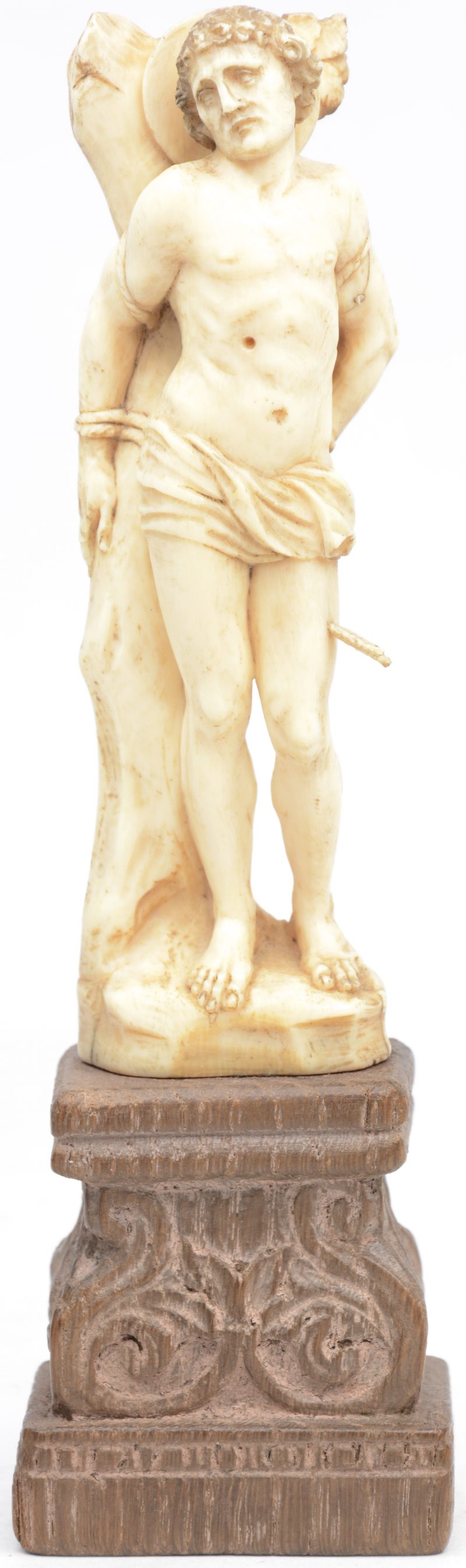 Beeldje van Sint-Sebastiaan. Op een houten sokkeltje in Lodewijk XIV-stijl. Pijlen manco.
