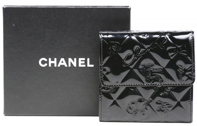Een damesportefeuille in zwart lakleder. Met ‘carte d’authenticité’ en in originele doos.