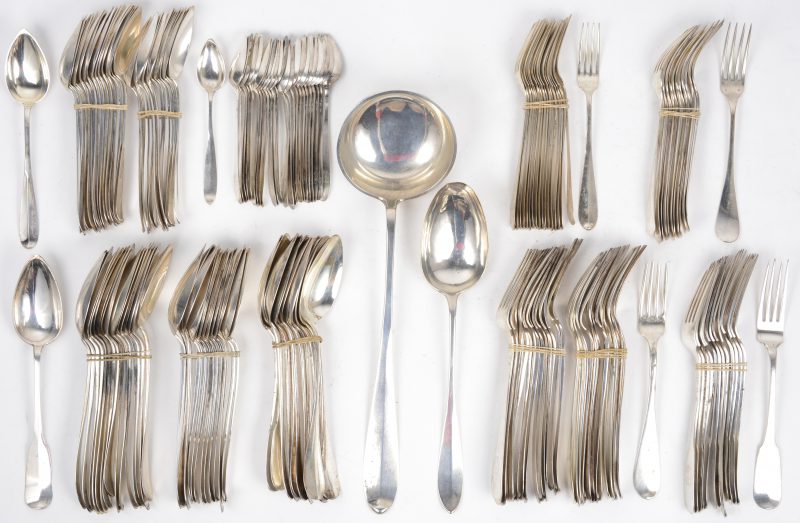 Zilveren bestek, 800‰. Overwegend XIXde eeuw. Belgische keuren van o.m. Delheid. 39 grote vorken, 40 grote lepels, 13 dessertvorken, 30 dessertlepels, 1 pollepel, 25 theelepels, een serveerlepel. Samen 149 stuks.