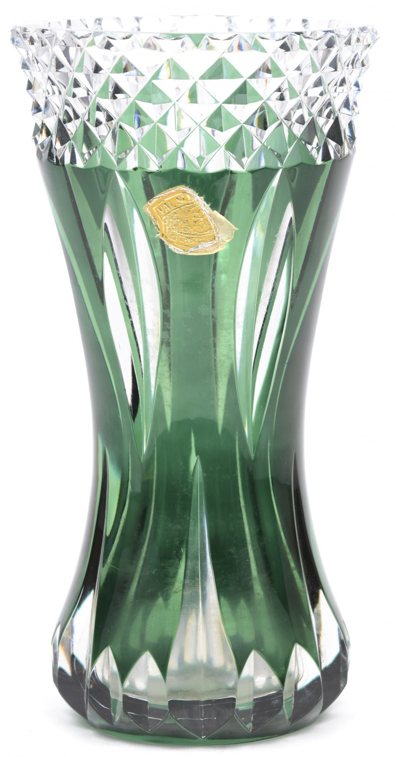 Een vaas van geslepen kristal, in de massa groen gekleurd. Gemerkt.