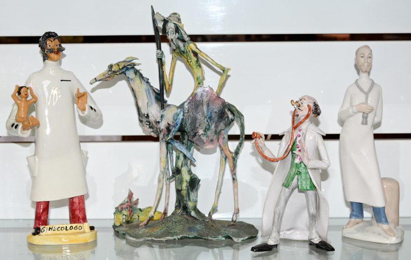 Drie polychrome porseleinen beeldjes van dokters (onderaan gemerkt) en een polychroom biscuit beeldje van Don Quichote te paard.