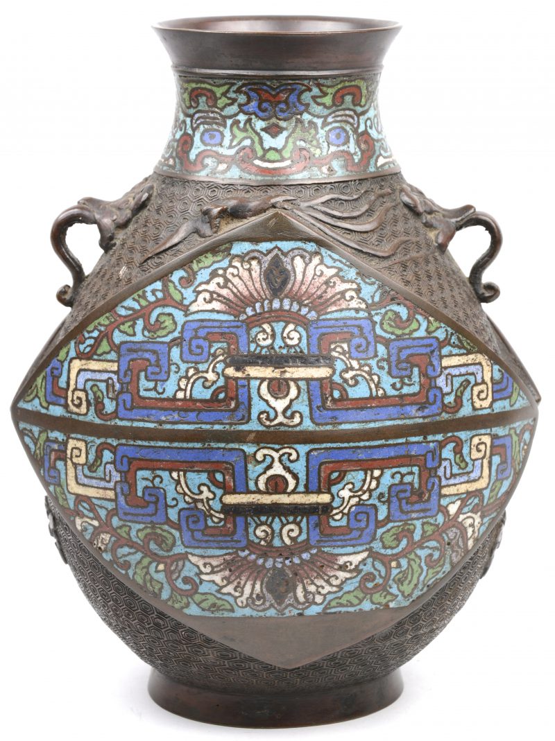 Een bronzen vaas met twee oortjes in de vorm van dierenkoppen. Versierd met cloisonné op de buik in twee uitspringende vierhoeken en op de hals. Chinees werk, XIXde eeuw.