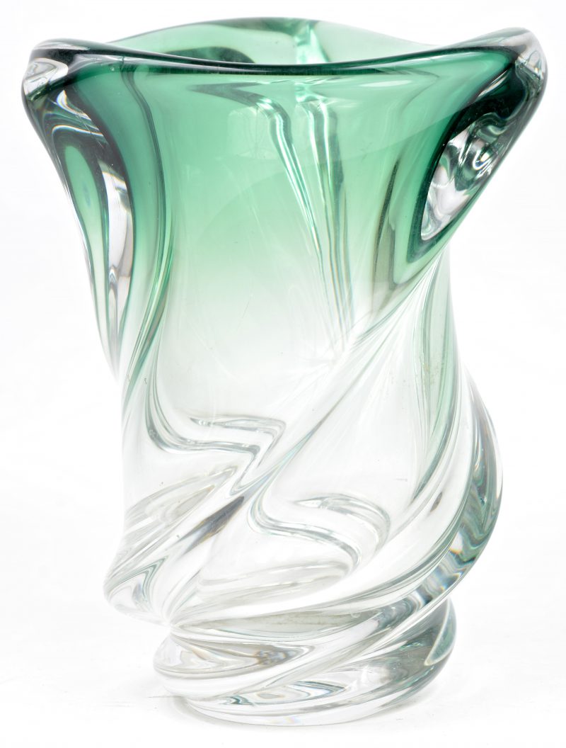 Een in de massa groen gekleurde kristallen vaas van getorste vorm. Onderaan gemerkt. Schilfer aan de basis.
