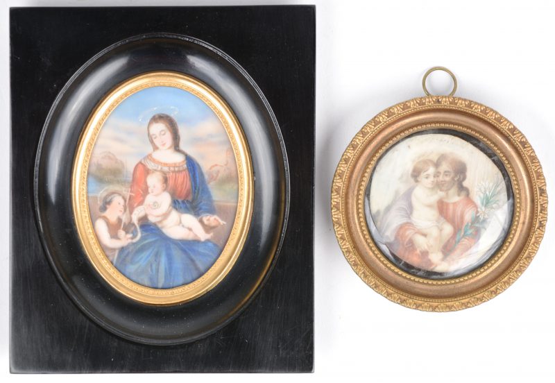 Twee miniaturen op ivoor. “Sint-Jozef en Christus”  (Ø 5,5 cm) en “Maria, Jezus en Sint-Jan” (8 x 6 cm ovaal).