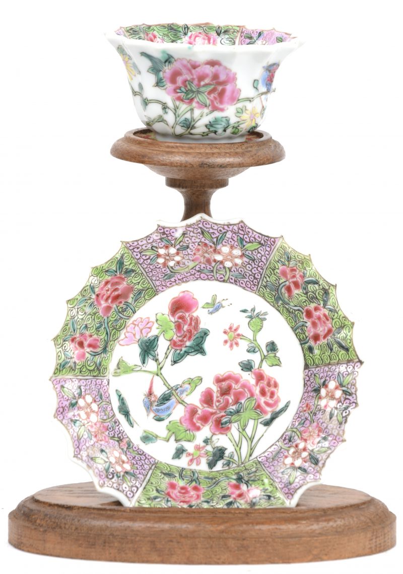 Een porseleinen kopje en schoteltje met gekartelde rand en met famille rose decor van een ijsvogel op bloeiende takken. Chinees werk, XVIIIde eeuw.