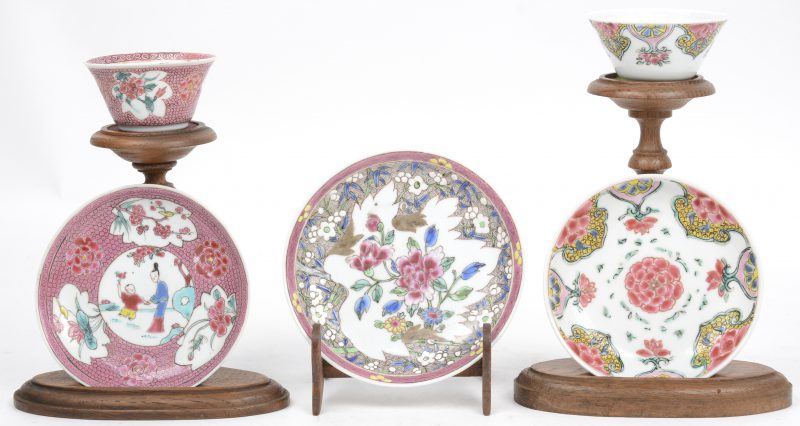 Twee porseleinen kopjes en drie schoteltjes met divers famille rose decor. Chinees werk, XVIIIde en XIXde eeuw.