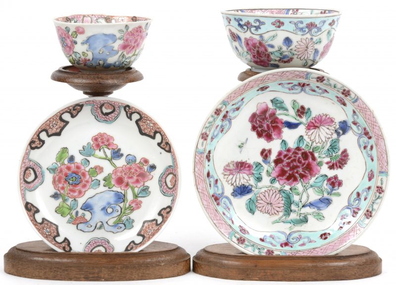 Twee porseleinen kopjes en twee schoteltjes met divers famille rose decor. Chinees werk, XVIIIde eeuw. Beide kopjes met een haarlijn.