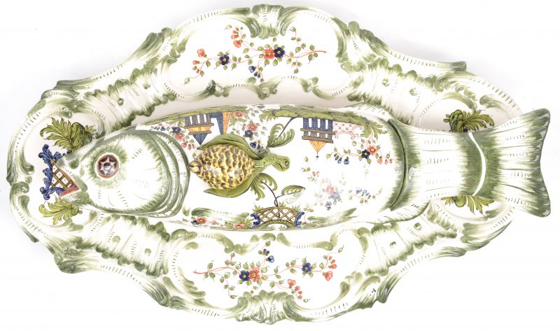 Een polychrome aardewerken zalmschaal met deksel naar barok voorbeeld. Onderaan gemerkt.