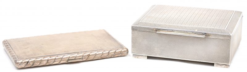 Een zilveren sigarettendoos met gewafeld motief. Gemerkt en 835‰ en een geguillocheerde zilveren sigarettenkoker (191,45 g). Gemerkt en 835‰.