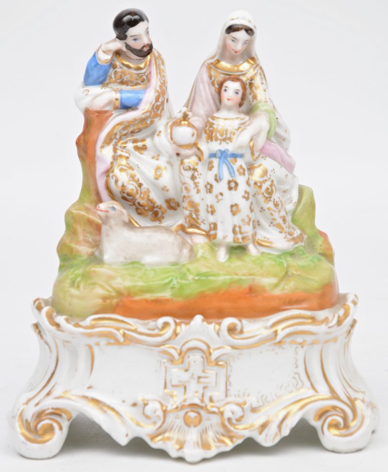 De Heilige Familie met een lam. Polychroom en verguld groepje van Brussels porselein. XIXde eeuw.