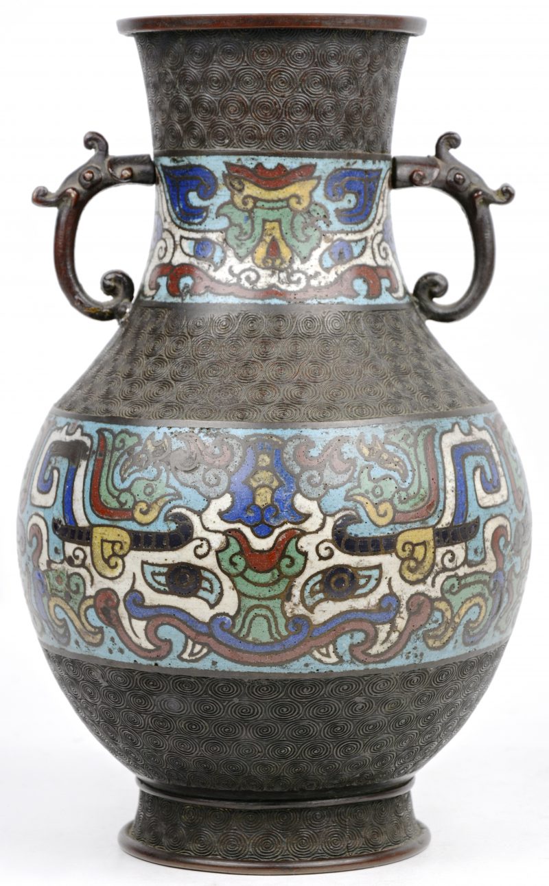 Een bronzen vaas met cloisonné versiering en met twee oortjes. China, XIXde eeuw.