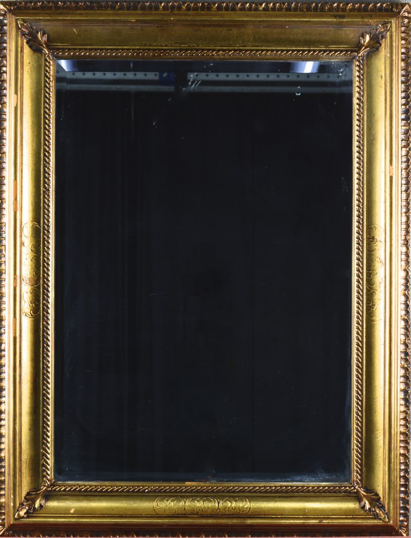 Een rechthoekige spiegel in verguld houten lijst.