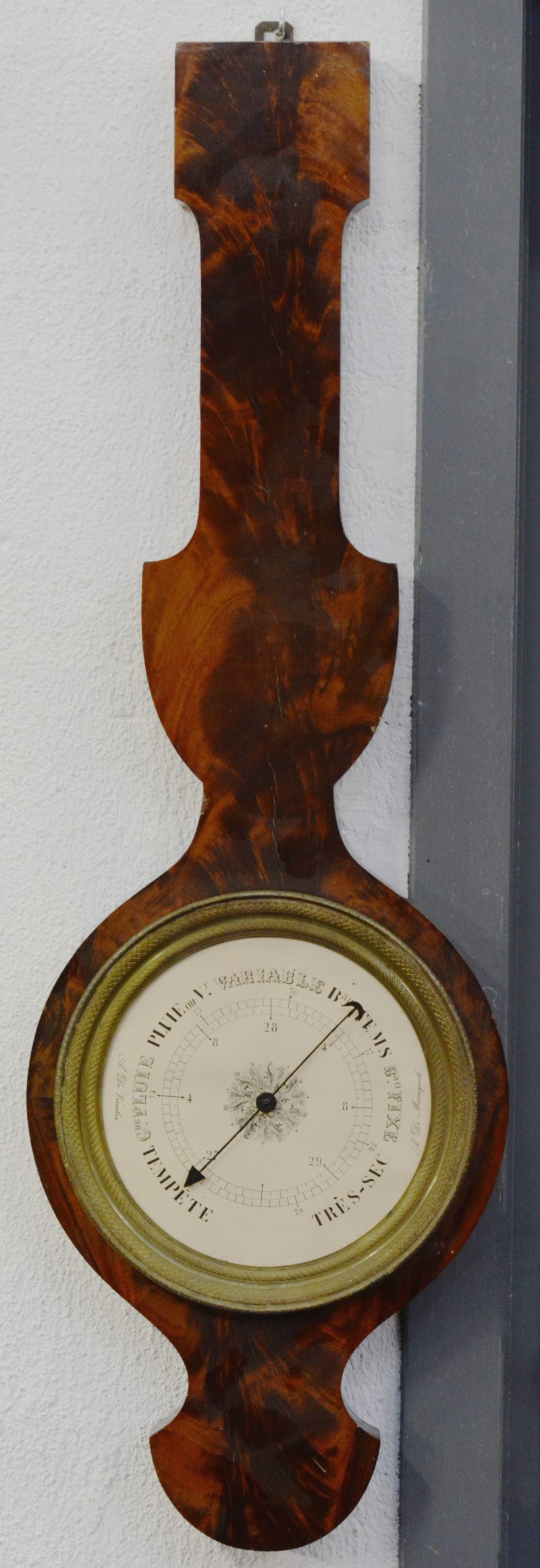 Een barometer van notenhoutfineer.