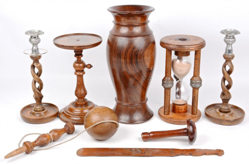 Een lot houten voorwerpen, bestaande uit een paar kandelaars, een zandloper, een vaas, enz.