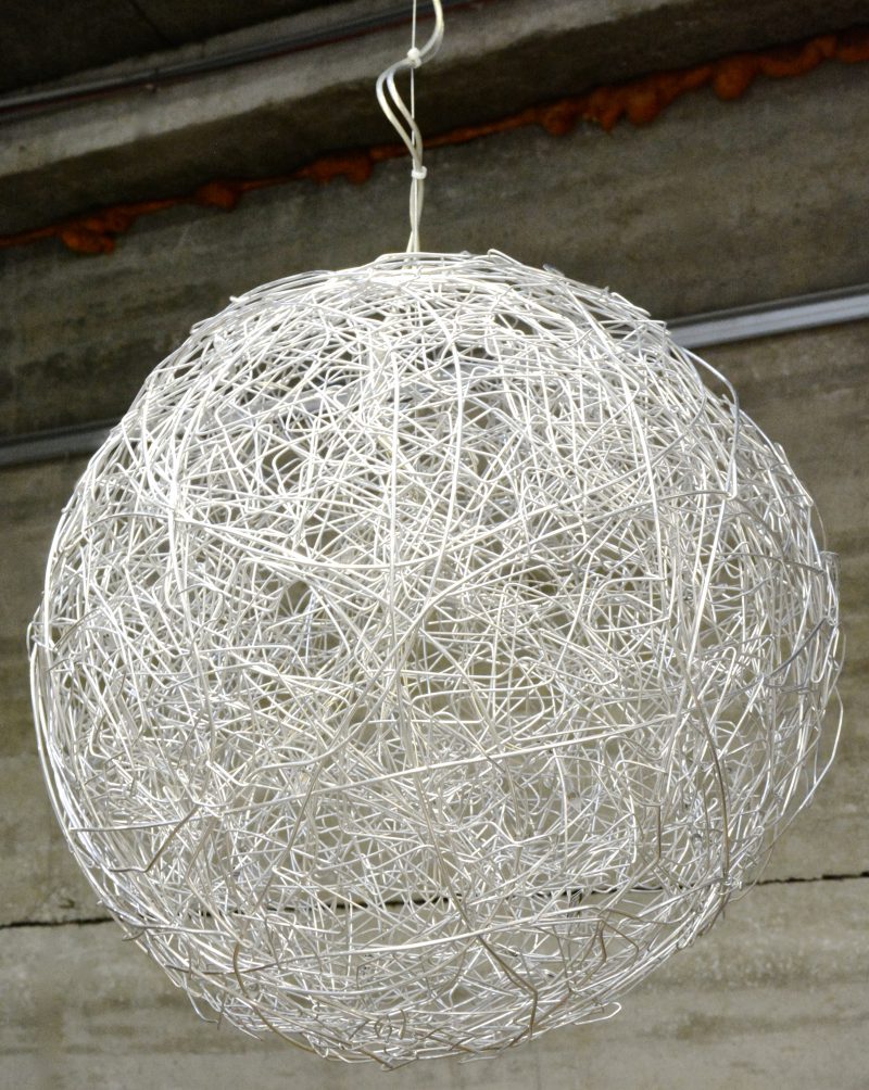 Een grote hanglamp, model ‘Fil de fer’.