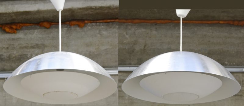 Twee design hanglampen met roostertjes.