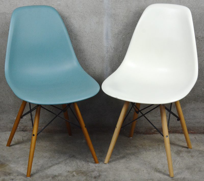 “Eames DSW”. Twee kunststof designstoelen naar ontwerp van Charles & Ray Eames, waarbij één in blauw en één in wit. De blauwe onderaan gemerkt.