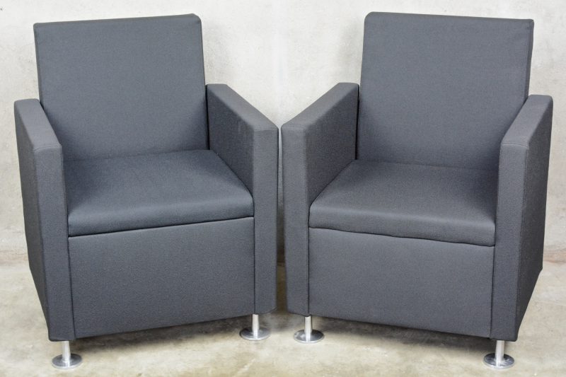 Een paar kleine fauteuils, bekleed met grijs textiel. italiaans werk, 2007.