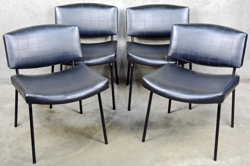 Een reeks van zes stoelen van zwart staal, bekleed met zwart skaï. Model ‘Conseil’ naar ontwerp van Pierre Guariche (1929 - 1995). Omstreeks 1960. Slijtage en gebruikssporen.