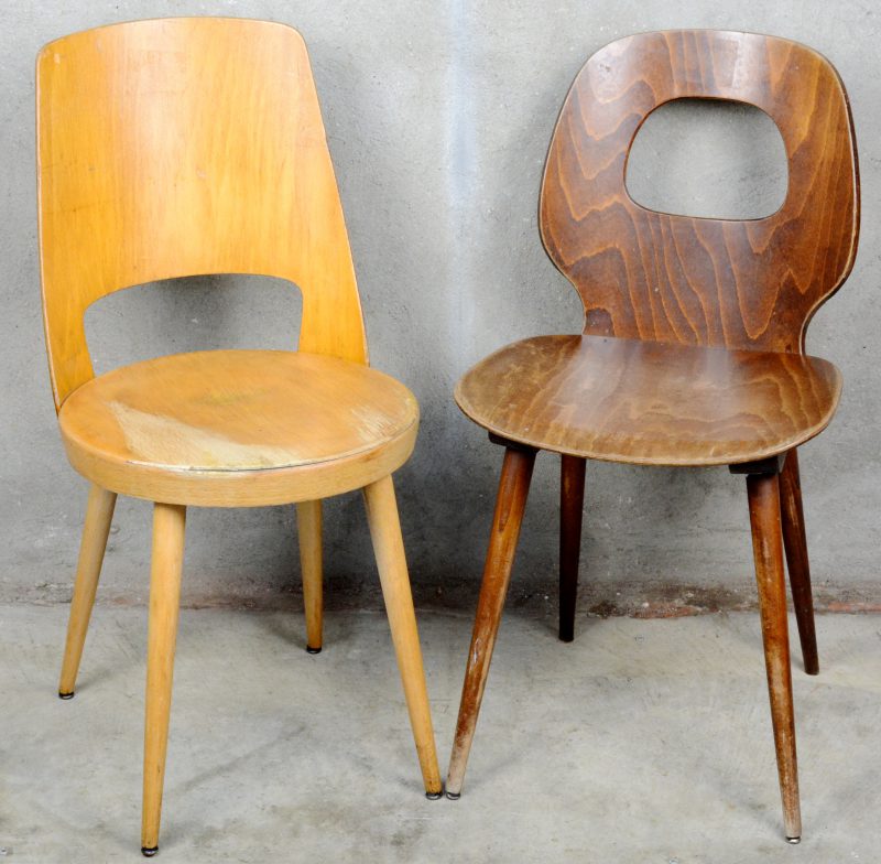 Twee vintage houten bistrostoelen, waarbij een ‘Ant chair’ en een ‘Mondo chair’. De eerste gemerkt. Jaren ‘60.
