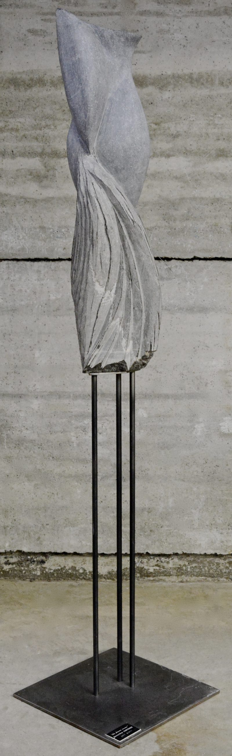 “La femme oiseau”. Een modern kunstwerk van grijs graniet.