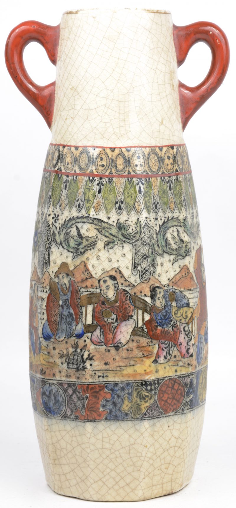 Een oorvaas van meerkleurig aardewerk met een Chinees decor.