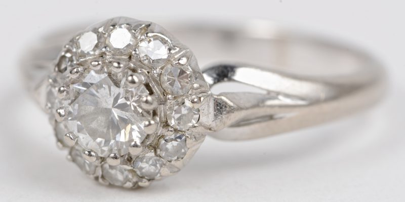 Een 18 karaats wit gouden ring bezet met diamanten met een gezamenlijk gewicht van ± 0,40 ct.