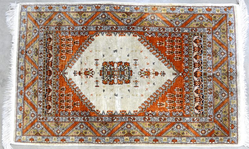 Een Oosters karpet met geometrisch motief.