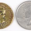Een Liberty Dollar uit 1865 en een bronzen munt met beeltenis van Germanicus.