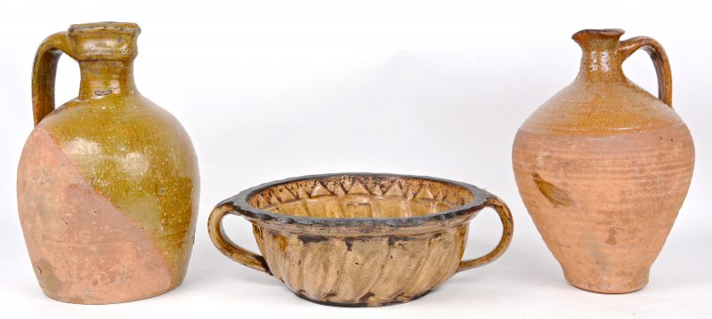 Twee kruiken en een puddingvorm van geglazuurd aardewerk. De eersten rond 1800, de derde XIXe eeuws.